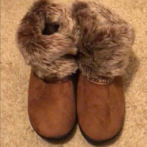 NWOT Isotoner Eskimo Slippers 🥿 ❄️